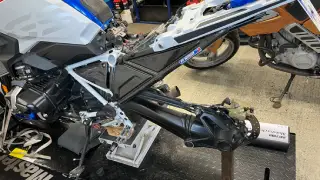 Motorradwerkstatt - BMW Hinterrad Montage