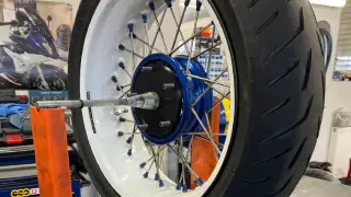 Motorradwerkstatt - BMW Rad auswuchten